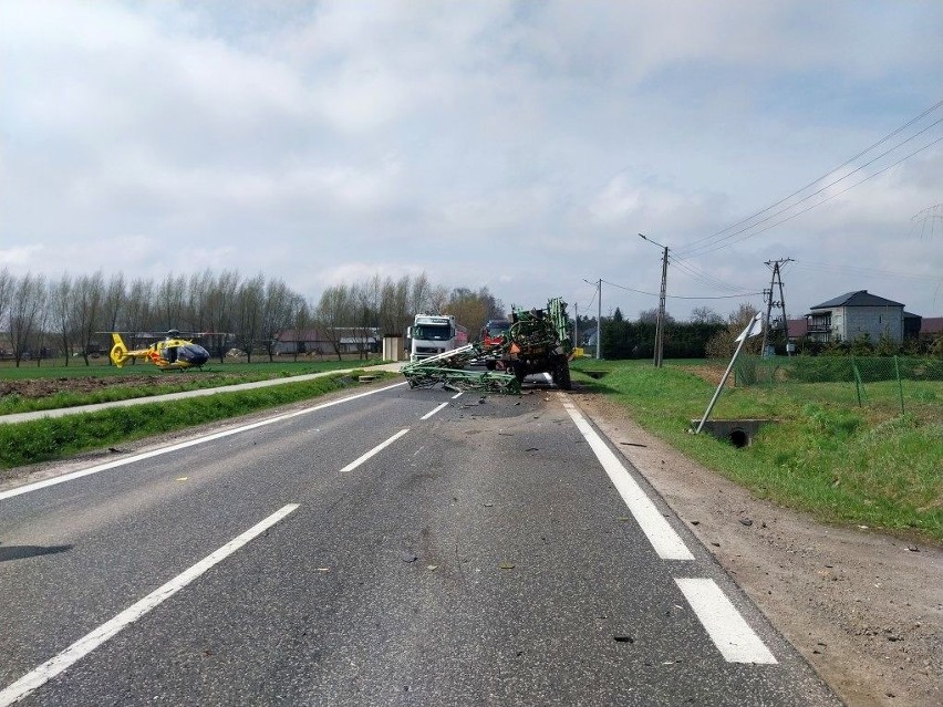 Wypadek na drodze krajowej nr 74 w miejscowości Balbinów. Zderzył się ciągnik rolniczy z busem. W akcji śmigłowiec, droga zablokowana