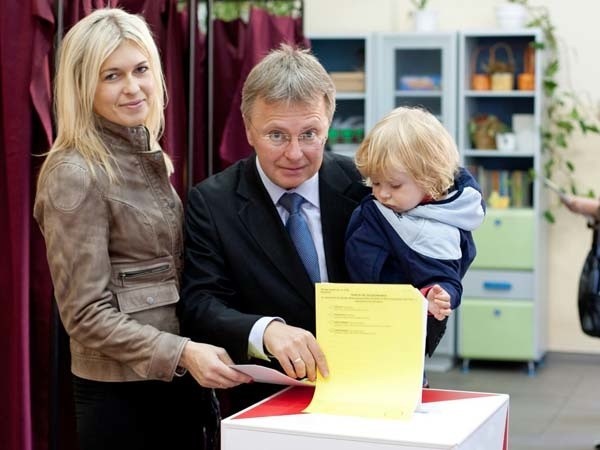 Burmistrz Darłowa swój głos oddał w lokalu wyborczym w Gimnazjum Miejskim im. Dulewicza w Darłowie. Na zdjęciu z żoną Joanną i synem Maksymilianem (starszy syn Aleksander zachorował i został w domu).
