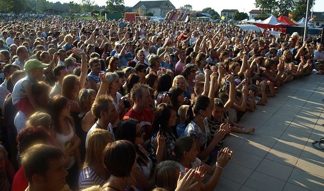 Tysiące fanów podczas koncertu grupy Boys na stadionie w Kluczewsku.