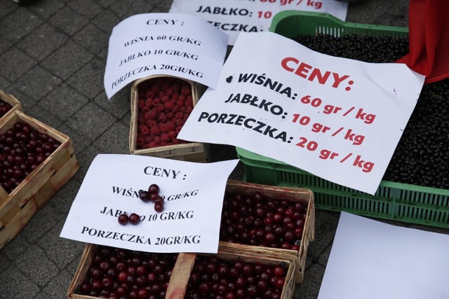 Podczas ostatniego protestu w stolicy rolnicy pokazali po ile sprzedają owocemiękkie