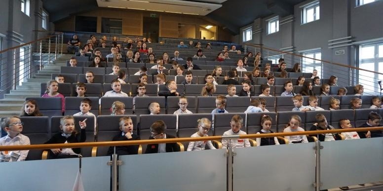 Oświęcim. Najmłodsi studenci odebrali indeksy Uniwersytetu Młodego Odkrywcy. To był początek cyklu ciekawych zajęć i udanej zabawy [ZDJĘCIA]