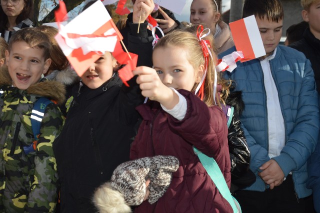 Święto Niepodległości w Małomicach. W uroczystości wzięły udział dzieci ze szkół i przedszkola