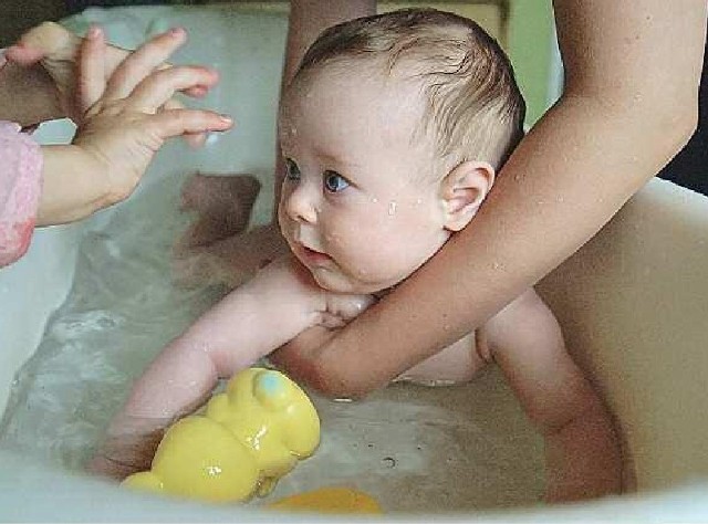Mała Kasia kąpie się codziennie. I nie ma zamiaru oszczędzać na wodzie (fot. Mariusz Kapała)