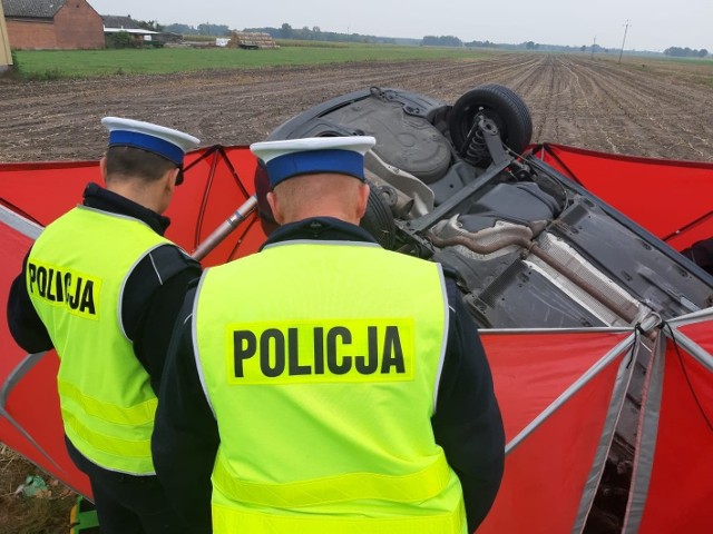 W Jaroszewicach Rychwalskich pod Koninem doszło w poniedziałek do wypadku. Auto ciężarowe zderzyło się z osobówką. Kierowca mniejszego auta zginął. 