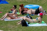 Białystok. Niedzielny relaks na plaży Dojlidy. Plażowiczów nie odstraszyły upały (ZDJĘCIA)