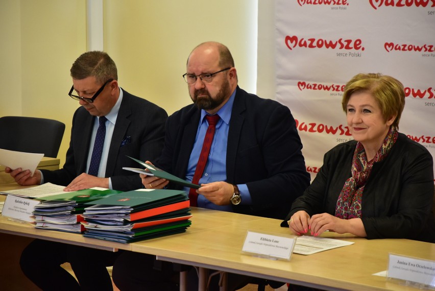 Wsparcie samorządu Mazowsza dla Ostrołęki, powiatu i gmin. Umowy z beneficjentami podpisane w Ostrołęce