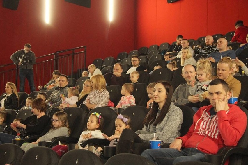 Dzieci i rodzice w kinie Helios w Kielcach uczyli się, jak prawidłowo zapinać pasy w samochodach 
