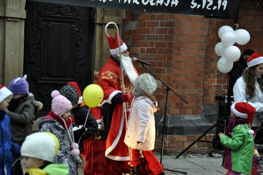 Święto ulicy św. Mikołaja. Tańce, balony i cukierki dla dzieci (ZDJĘCIA)