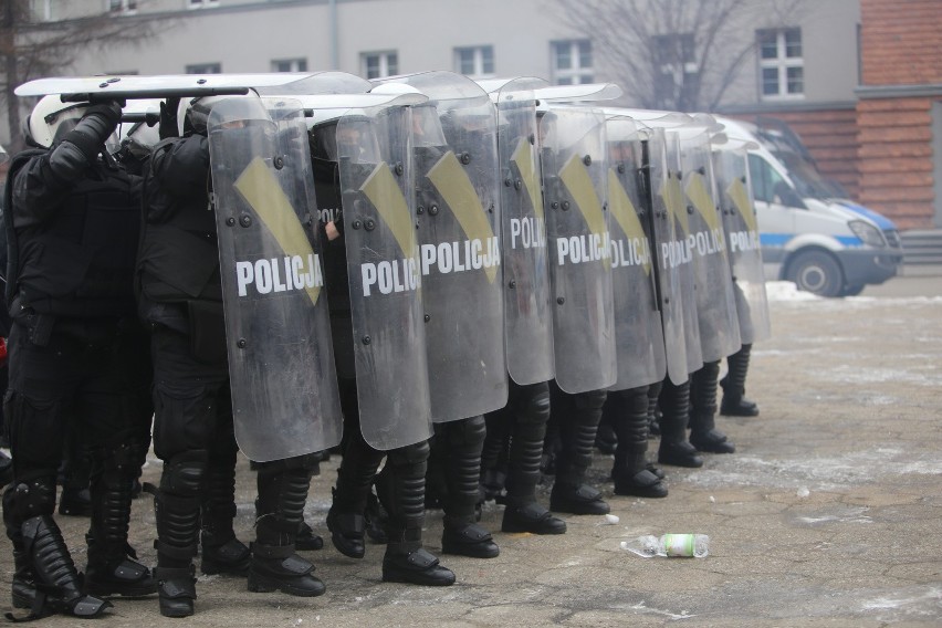 Podwyżka wyniesie przeciętnie dla funkcjonariuszy 253 zł na...