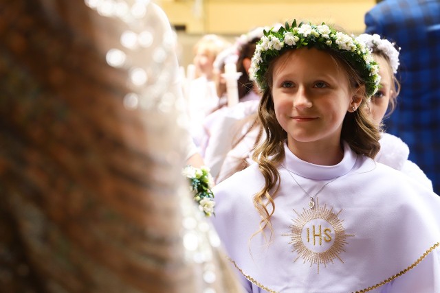 Dziś (21.05) Pierwszą Komunię Świętą przyjęły dzieci w kościele pod wezwaniem świętego Jakuba w Toruniu. 