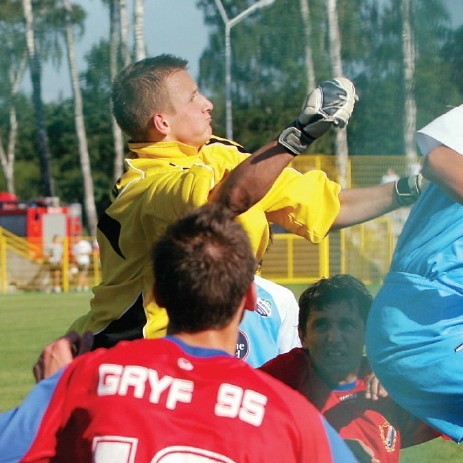 Mateusz Kowalczyk (żółty strój) zagrał sparing w barwach Zagłębia Lubin. Rok temu przebywał już na testach w Lechu Poznań.