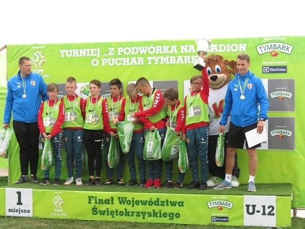 Prawie 40 drużyn walczyło w turnieju "Z podwórka na stadion o puchar Tymbarku", który odbył się w Ćmińsku.