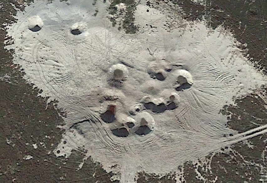 Zdjęcia satelitarne terenu poligonu wojskowego w Nowej Dębie