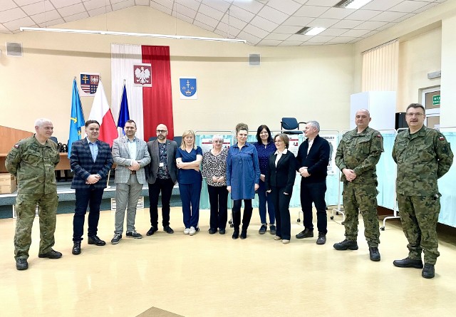 Podczas oficjalnego otwarcia kwalifikacji wojskowej w Starachowicach. Drugi od lewej lekarz medycyny Tomasz Walendziak