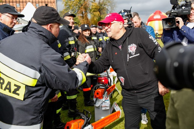 Dziś na Wyspie Młyńskiej Jerzy Owsiak przekazał straży pożarnej sprzęt, który pomoże usunąć skutki nawałnic. Fundacja WOŚP-u zebrała 1,5 mln zł, za które kupiła 264 urządzenia i elementy wyposażenia. Wśród nich znajdują się: agregaty prądotwórcze, motopompy szlamowe, pilarki spalinowe, zestawy ratownicze PSP R1, fantomy, deski ortopedyczne oraz defibrylatory.Podczas uroczystości Fundacja WOŚP i Związek Ochotniczych Straży Pożarnych Rzeczpospolitej Polskiej podpisali porozumienie o współpracy w zakresie, m.in., nauki i popularyzacji wiedzy o pierwszej pomocy.Strażacy z OSP byli niezastąpieni podczas nawałnicy, która nawiedziła latem województwa pomorskie, kujawsko-pomorskie i wielkopolskie. Do akcji wkroczyło wtedy 65 220 druhów OSP.- Strażakom za ich odwagę i poświęcenie należy się ogromny szacunek, a strażakom ochotnikom szczególnie, bo działają całkowicie oddolnie i społecznie, a to często oni właśnie jako pierwsi trafiają na miejsce, gdzie ktoś pilnie potrzebuje ich pomocy – powiedział Jurek Owsiak, Prezes Zarządu WOŚP.Zobacz nasze wideo z Wyspy Młyńskiej