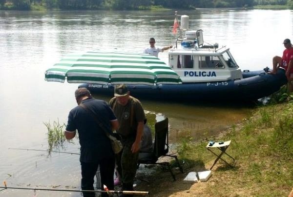 Policjanci skontrolowali prawie 200 wędkarzy.