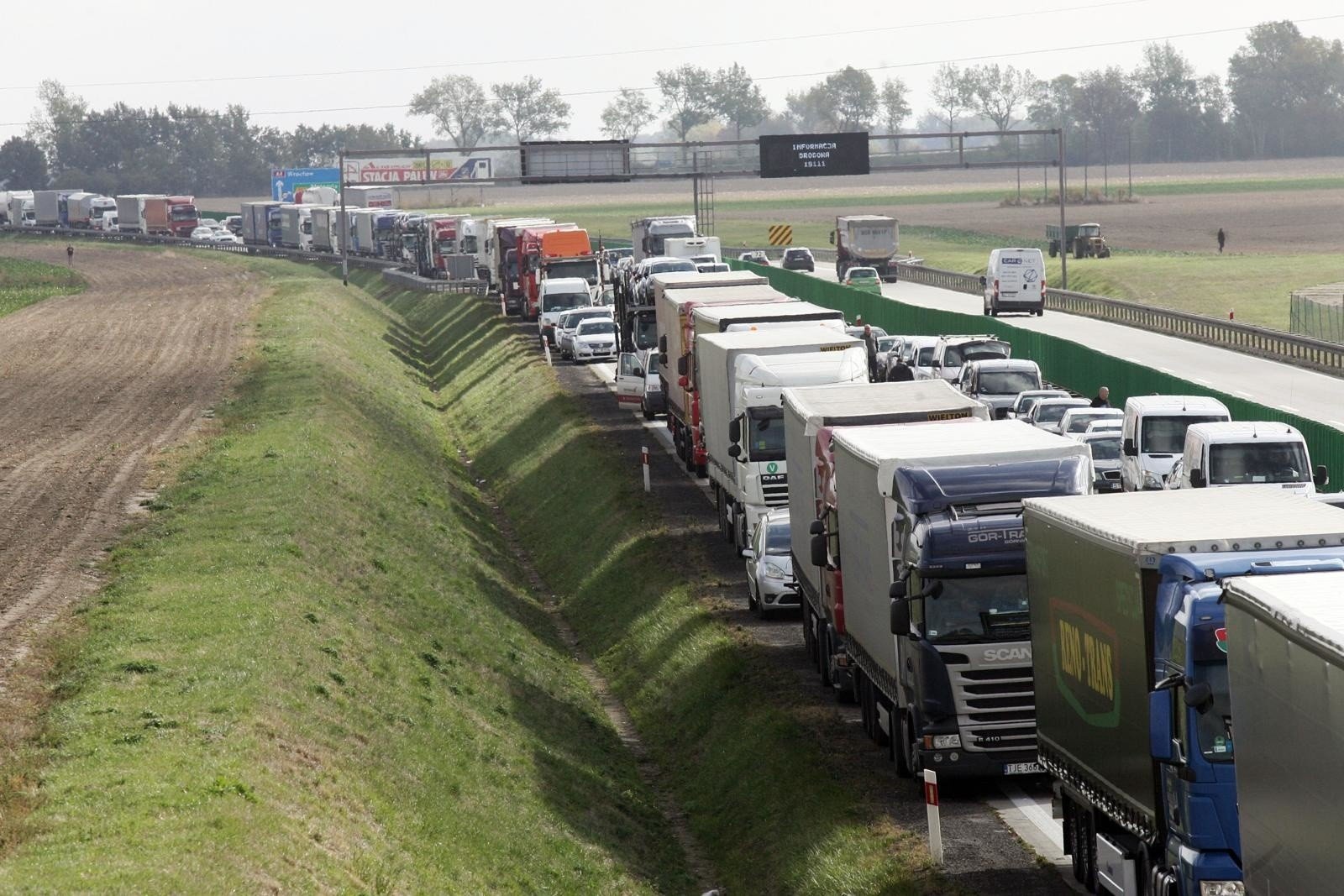 Wypadek na A1. Kierowca chciał wjechać pod prąd