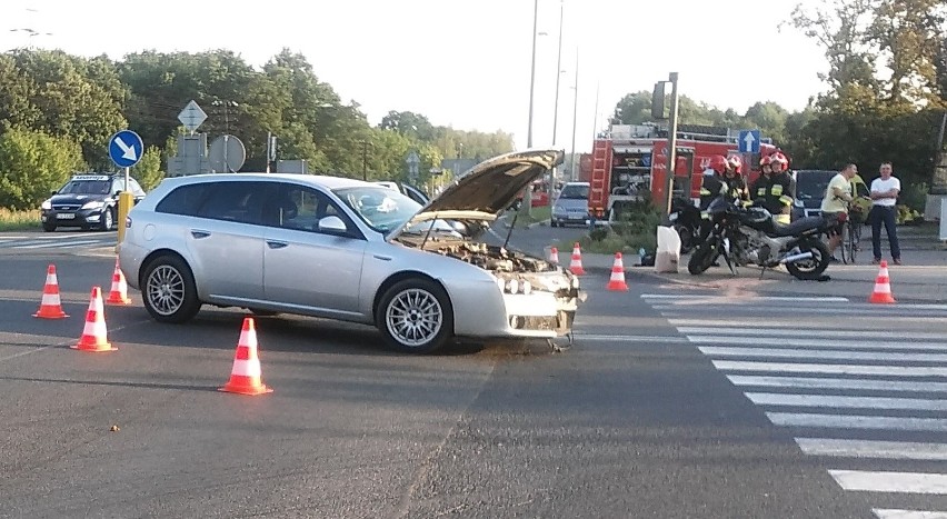 Wypadek osobówki z motocyklistą w Mniszku w Grudziądzu.