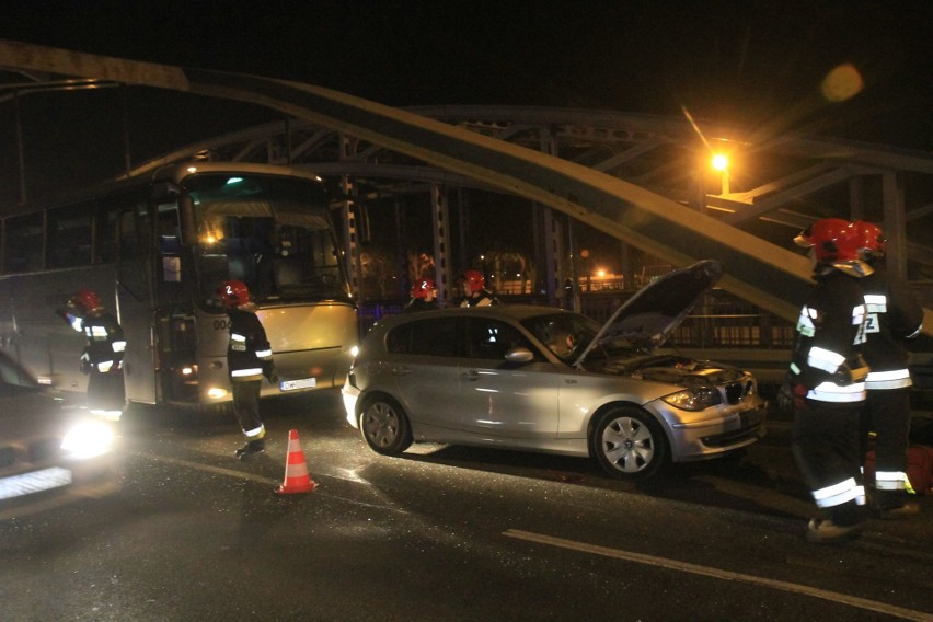 Groźny wypadek na mostach Jagiellońskich. Zderzyły się autobus i trzy auta osobowe 