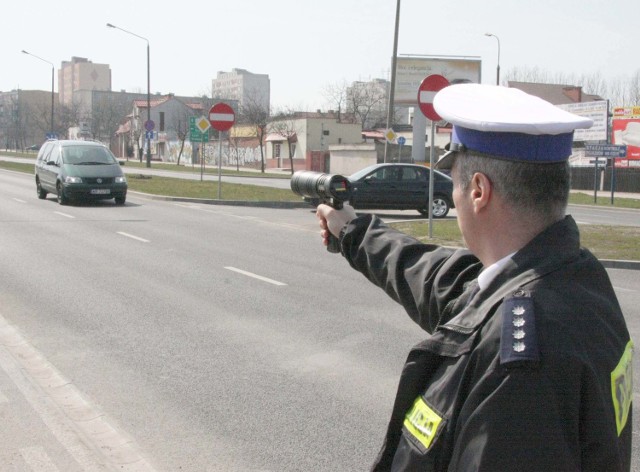 Nowy radar testował nadkomisarz Piotr Kostkiewicz - naczelnik WydziałuRuchu Drogowego Komendy Miejskiej Policji w Radomiu.