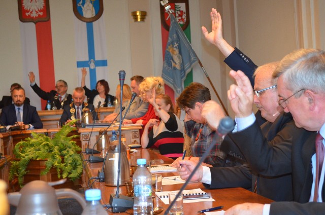 Dwunastu  radnych na piątkowej sesji podniosło ręce za udzieleniem burmistrzowi absolutorium.