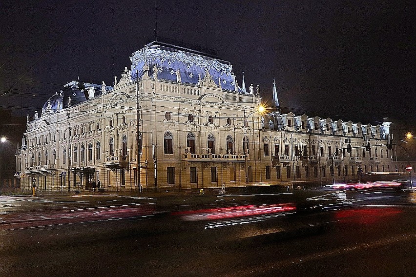 Wielki finał rewitalizacji łódzkiego Luwru, czyli Pałac Poznańskiego błyszczy w świetle dziesiątek nowych reflektorów