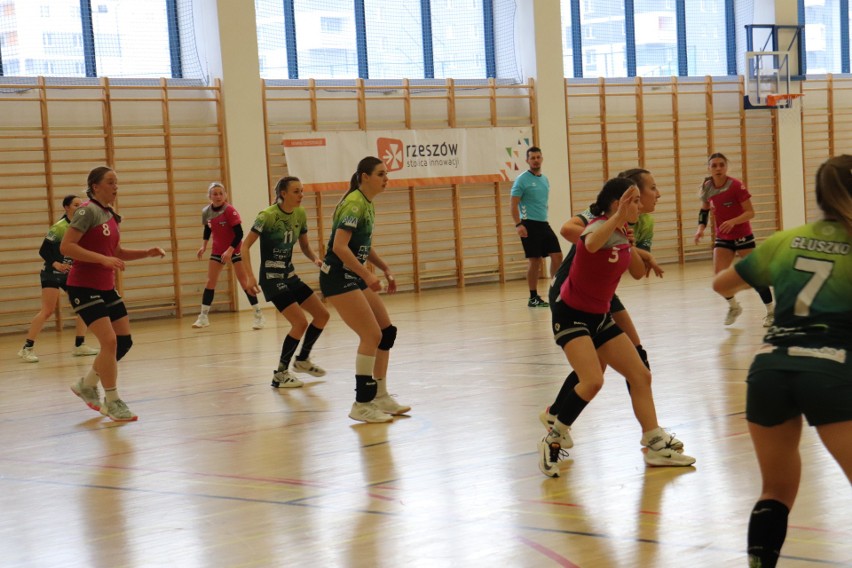 Handball Rzeszów (czerwone stroje) nie dał rady rywalkom z...