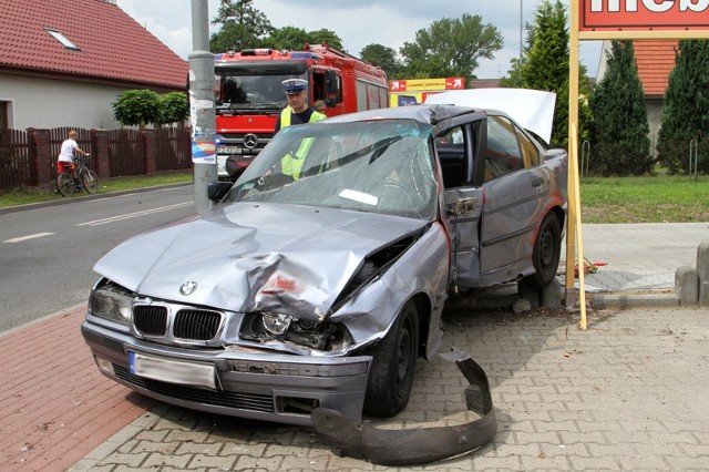 Kierowca bmw z dużą prędkością wpadł autem na chodnik, ściął lampę i uderzył w barierki.