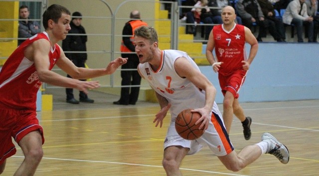 Piotr Osiakowski (z piłką) zdobył w Bielsku 19 punktów.