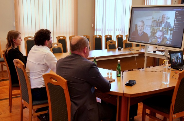 Wideokonferencja prezydenta Lucjusza Nadbereżnego z przedstawicielami stalowowolskich przedsiębiorców