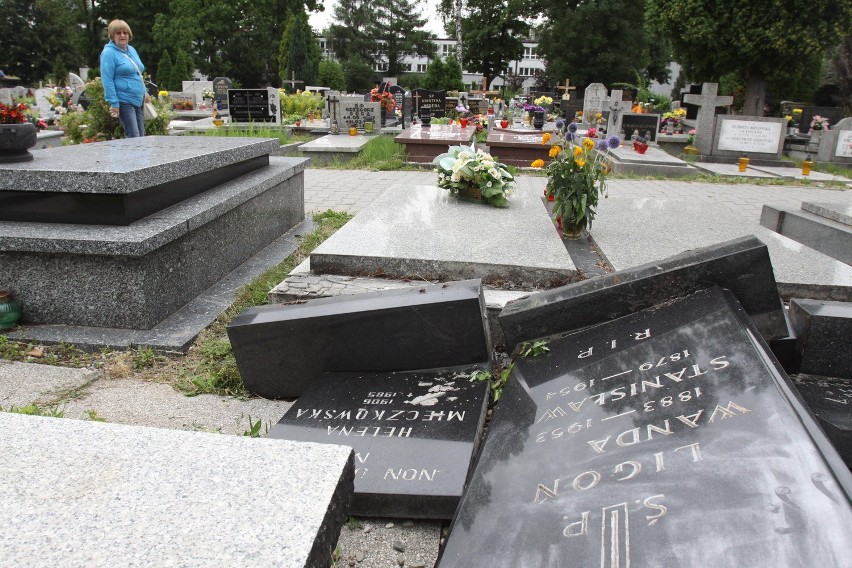 Dewastacja cmentarza w Katowicach przy ul. Sienkiewicza