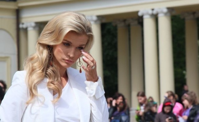 Joanna Krupa podczas castingu do programu Top Model przed Pałacem Branickich