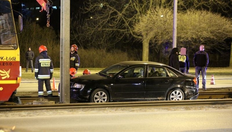 Wypadek na Rydza-Śmigłego! Audi A4 wylądowało w torowisku. Pasażer audi ranny [zdjęcia]