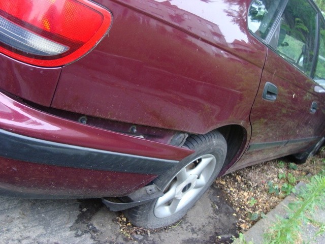 Toyota po półrocznym ,,postoju" trafiła na strzeżony parking. Zapłaci za to właściciel auta.