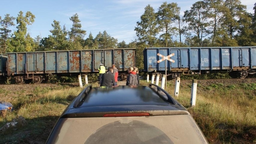 Zderzenie pociągu towarowego z dostawczym mercedesem w Skępem [zdjęcia]