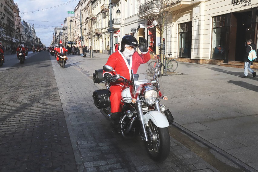 Parada Mikołajów na motorach w Łodzi. MotoMikołaje z prezentami dla dzieci z Domów Dziecka [ZDJĘCIA]