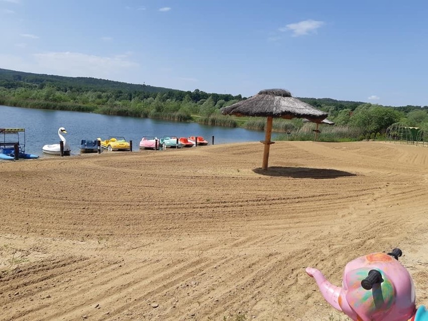 Przygotowania do otwarcia sezonu na Plaży Ostrów koło...