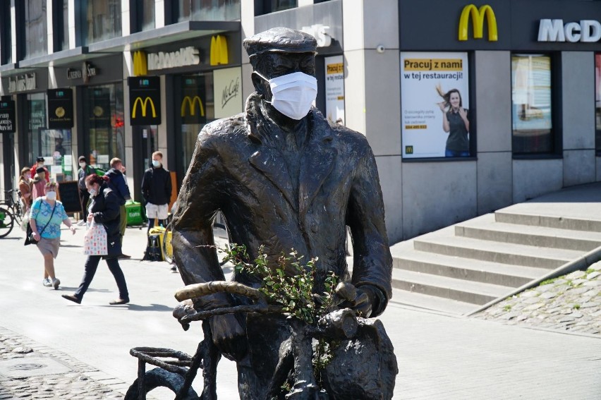 Czy maseczki chronią nas przed zakażeniem koronawirusem, ale...