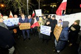 Manifestacja przed budynkiem TVP3 w Poznaniu. "To nasze prawdziwe okno na świat". Zobacz zdjęcia