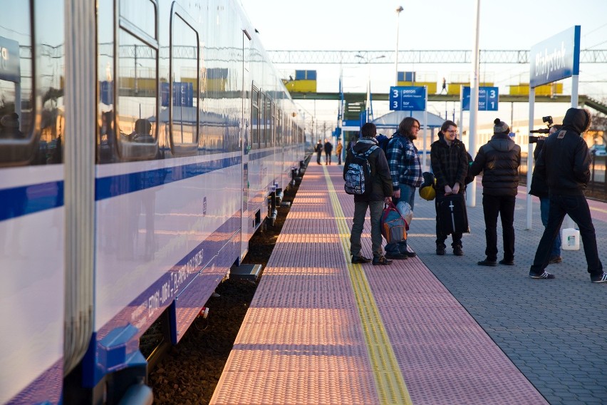 Pierwsi pasażerowie pociągu Pesa Dart relacji Warszawa -...