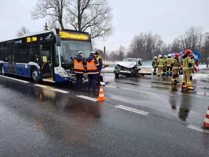 W Rudawie na skrzyżowaniu krajówki nr 79 i drogi lokalnej...