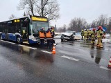 Rudawa. Czołowe zderzenie samochodu osobowego z autobusem MPK. Są ranni, droga krajowa była zablokowana
