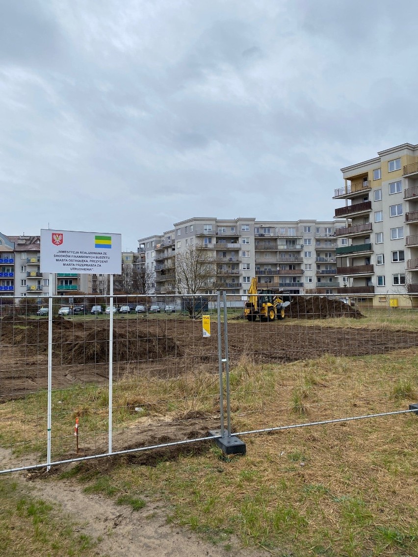 Budowa boiska przy Cieplińskiego w Ostrołęce. Zobacz jak postępują prace. Zdjęcia