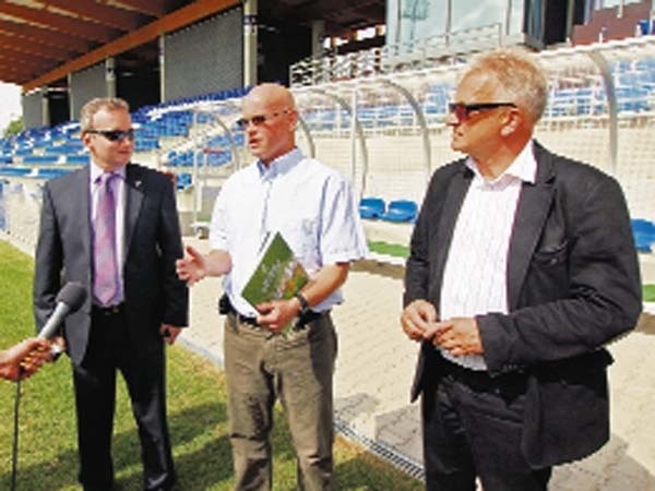 Od lewej: Tomasz Szulc &#8211; przedstawiciel spółki Euro 2012, Dilling Guttorm &#8211; reprezentujący norweską federację i Andrzej Bejnarowicz &#8211; dyrektor MOSiR.