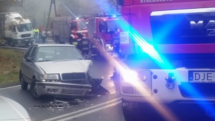 Zderzenie w Szklarskiej Porębie. Skoda zderzyła się z autokarem z niemieckimi turystami