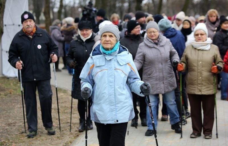 91-letnia łodzianka uprawia nordic walking na Stawach Jana. Dziś obchodzi urodziny! [zdjęcia]