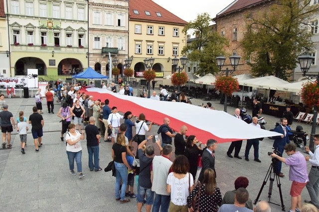 W Bielsku-Białej na Rynku starego miasta w sobotę 1 września została rozwinięta 100-metrowa flaga, najdłuższa w historii miasta. W ten sposób bielszczanie uczcili 100-lecie niepodległości i ofiary 1 września.
