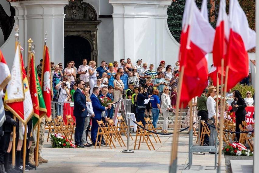 Uroczyste obchody Święta Wojska Polskiego pod pomnikiem...