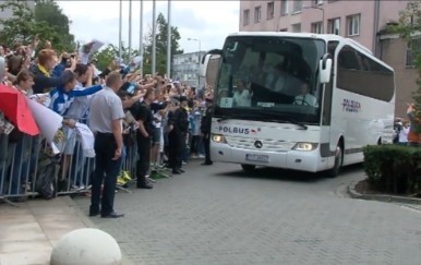 Real Madryt w Warszawie. Zobacz jak przywitali piłkarzy kibice (wideo)