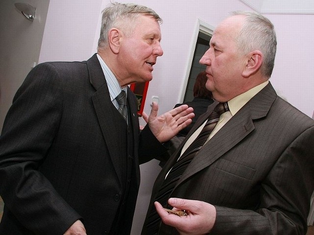 Dla burmistrza Międzyrzecza Tadeusza Dubickiego (z lewej) szczególnie trudnym przeciwnikiem jest znany z ciętych replik Eugeniusz Sawiński, który kieruje klubem radnych niezależnych.
